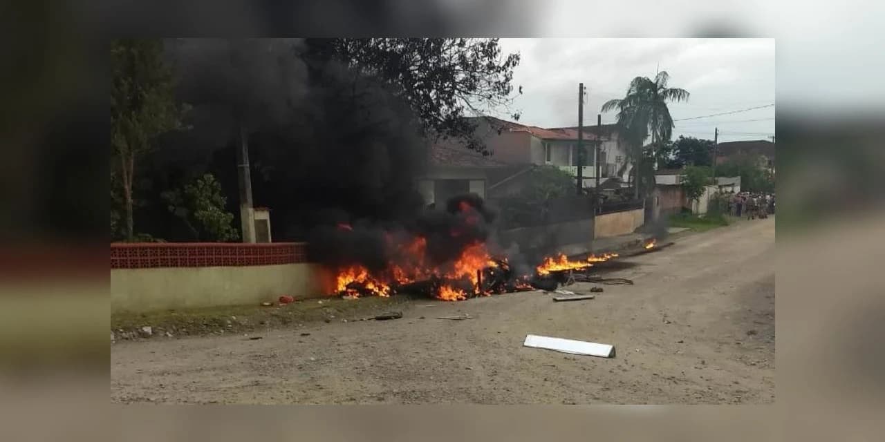Helicóptero sequestrado cai e deixa três mortos em Joinville