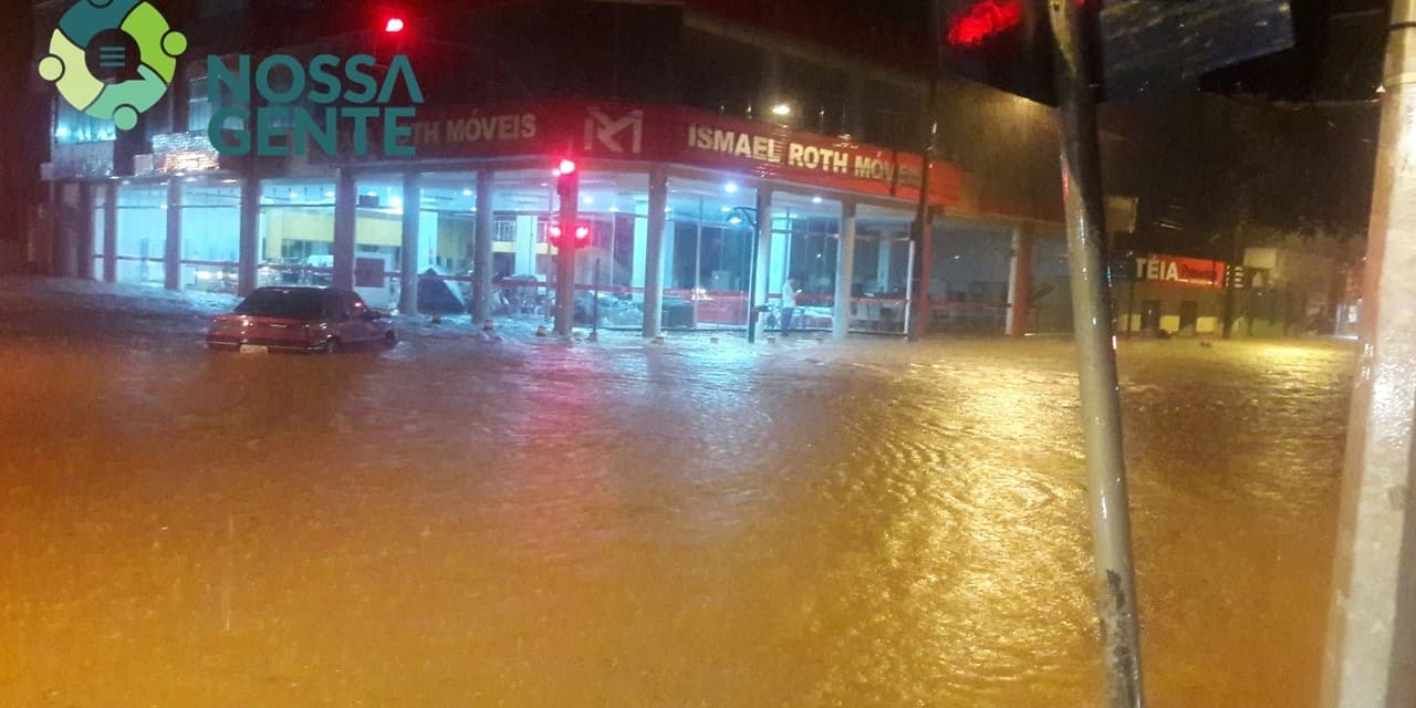 Em menos de meia hora de chuva, várias ruas ficaram alagadas em Prudentópolis