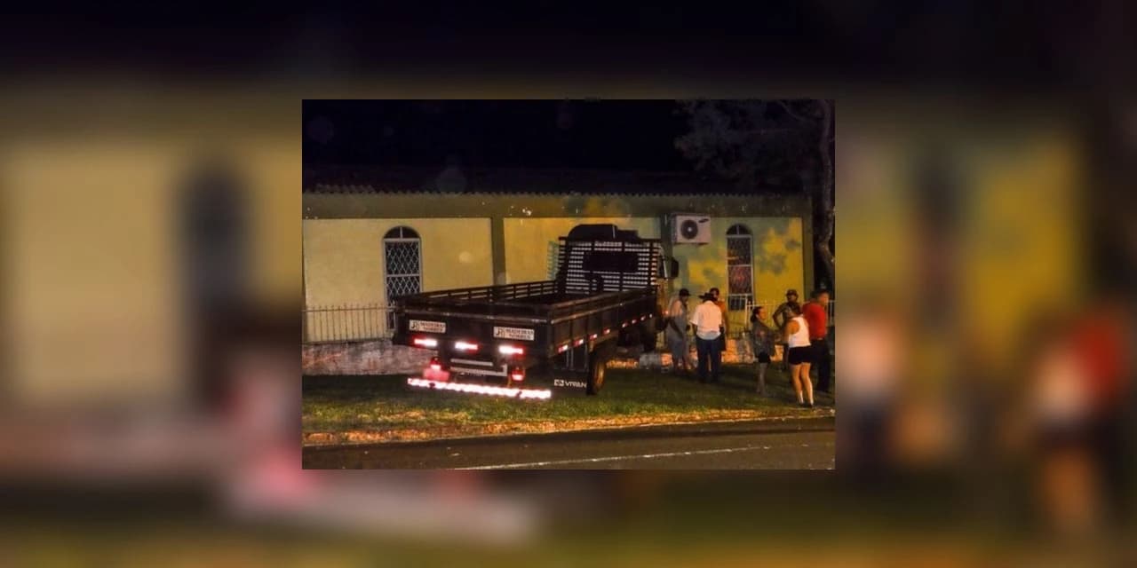 Motorista perde controle de caminhão e invade igreja em Santa Helena