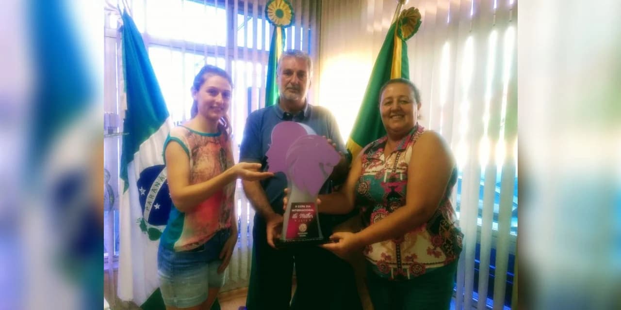 Voleibol feminino de Imbituva conquista troféu em competição.
