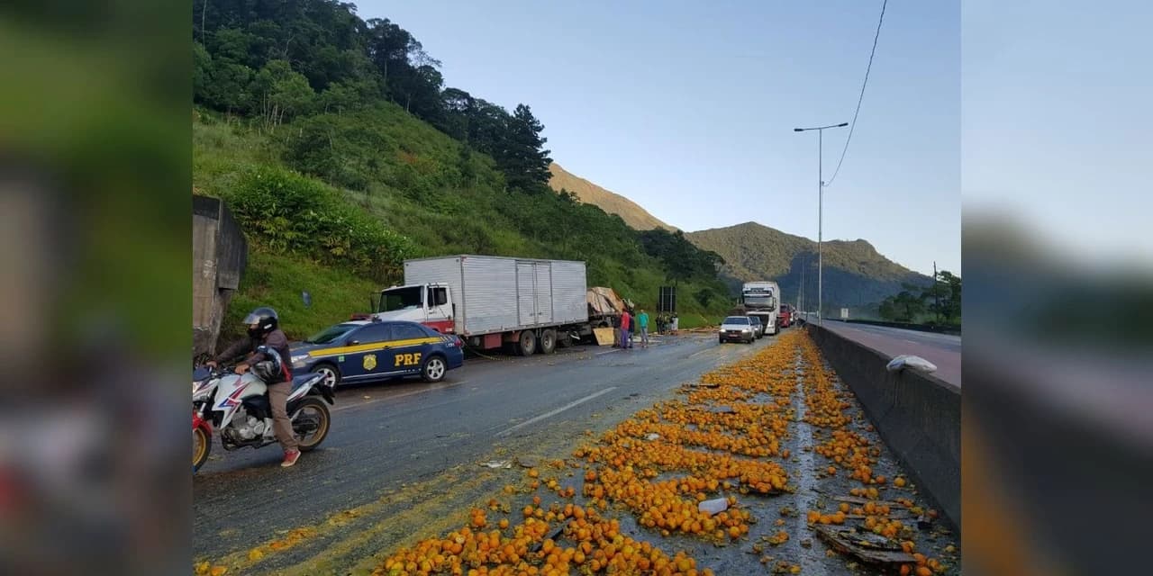 Acidente com três caminhões bloqueia BR-376, para Santa Catarina; um morto e outro ferido