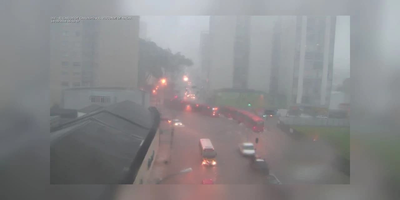 Chuva provoca alagamentos e complica trânsito em vários bairros de Curitiba