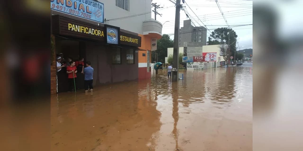 Alagamentos atingem diversos pontos do centro de Irati