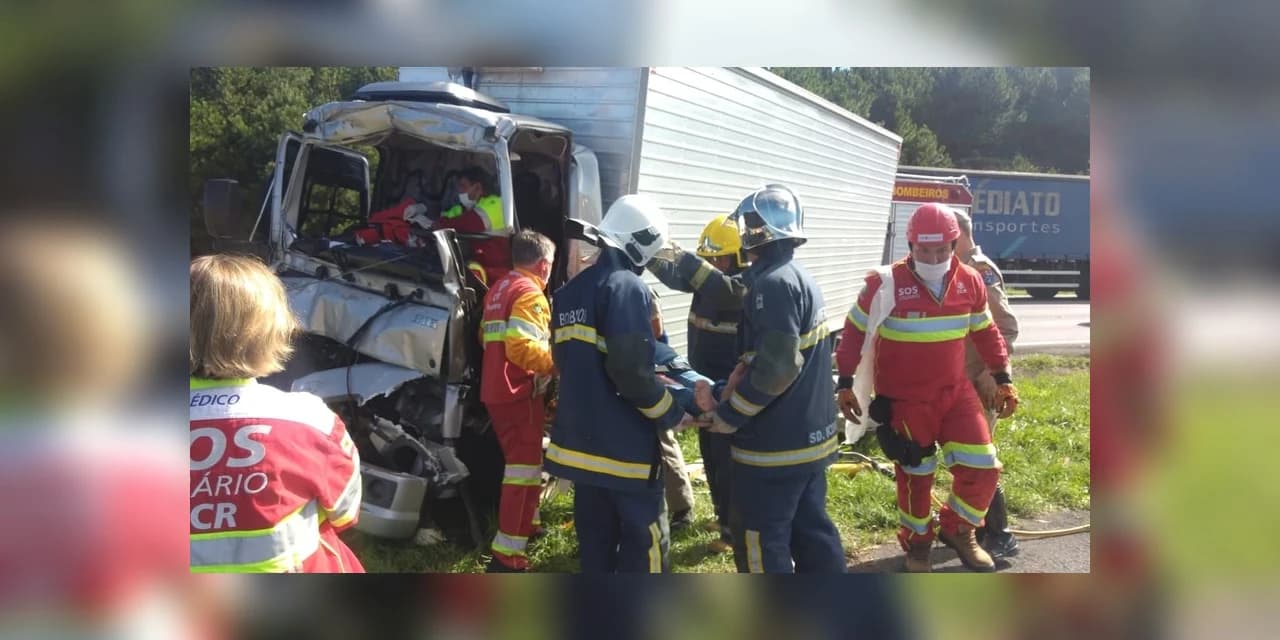Acidente grave entre caminhões na BR-376, próximo ao pedágio de Palmeira