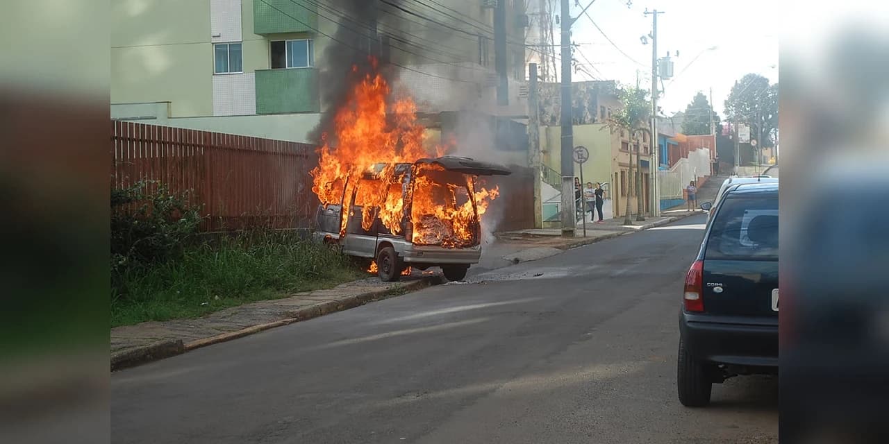 Incêndio destrói veículo no centro de Guarapuava