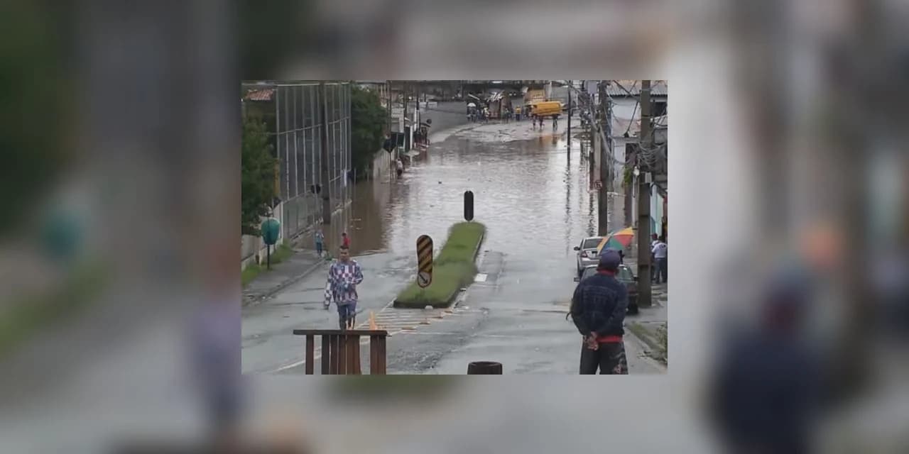 Chuva alaga bairros e causa prejuízos a moradores de Curitiba