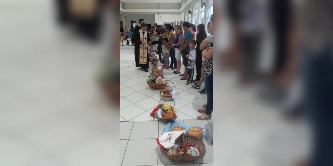 Paróquia São Josafat realiza a benção de alimentos.