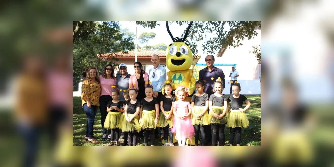 Alunos da Escola do Campo da Barra Bonita realizam apresentação durante evento do Sicredi.