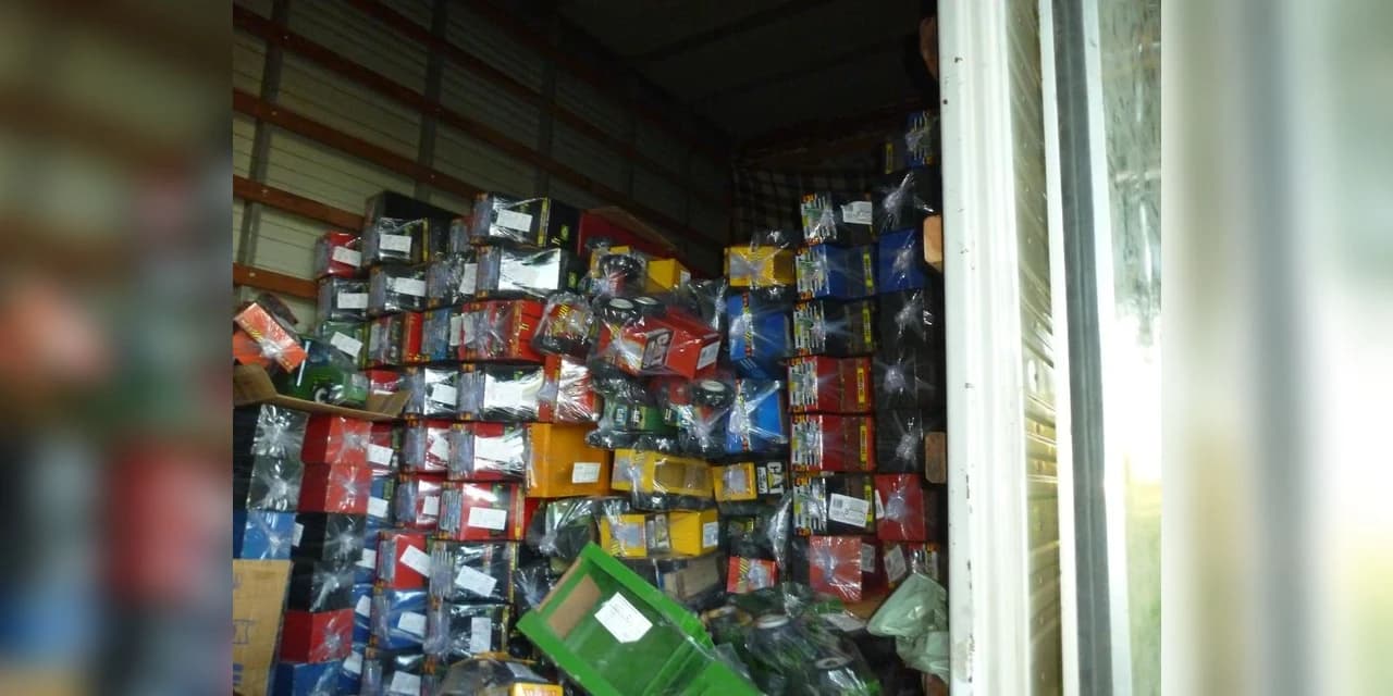 Ipem/PR apreende mais de 3 mil brinquedos sem o selo do Inmetro e com selos falsificados