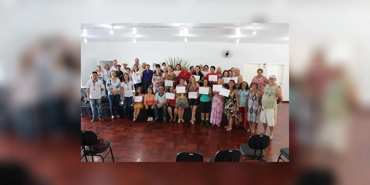 Idosos que participaram do Simpósio Macrorregional recebem certificados.