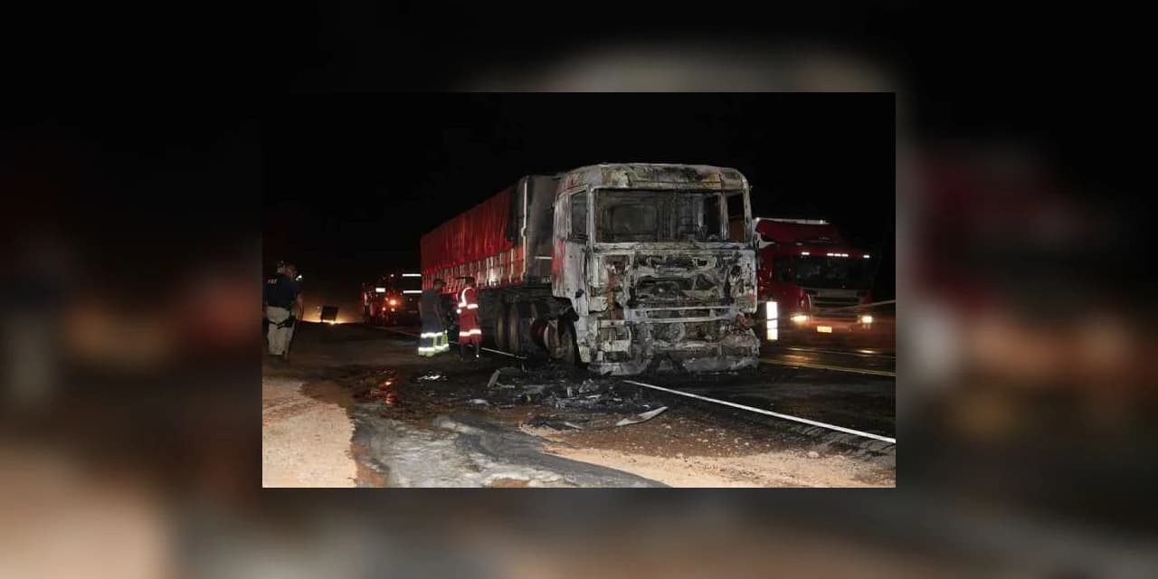 Caminhão de Mallet pega fogo na BR-153