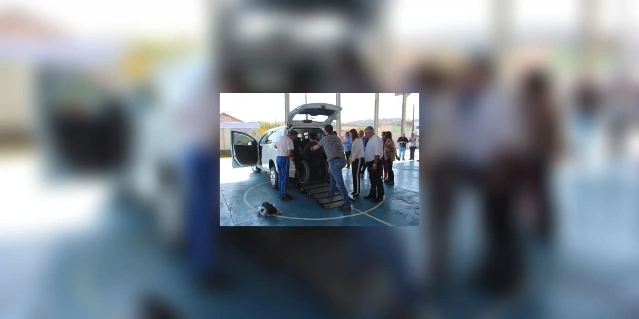 APAE de Irati recebe veículo adaptado para transporte de cadeirantes