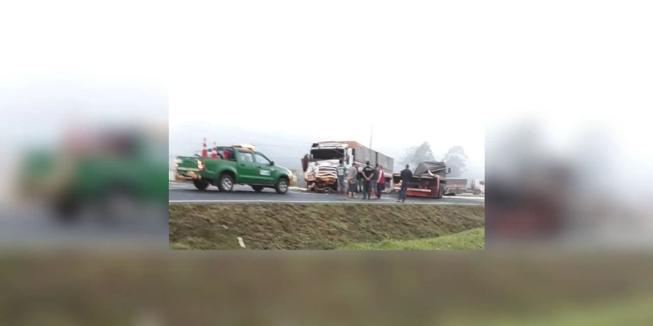 Colisão transversal entre dois caminhões interdita BR-373