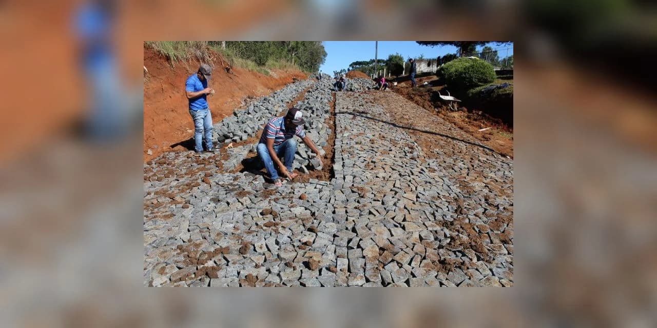 Obra de calçamento que liga a comunidade de Linha Ivaí à Linha Esperança é iniciada.