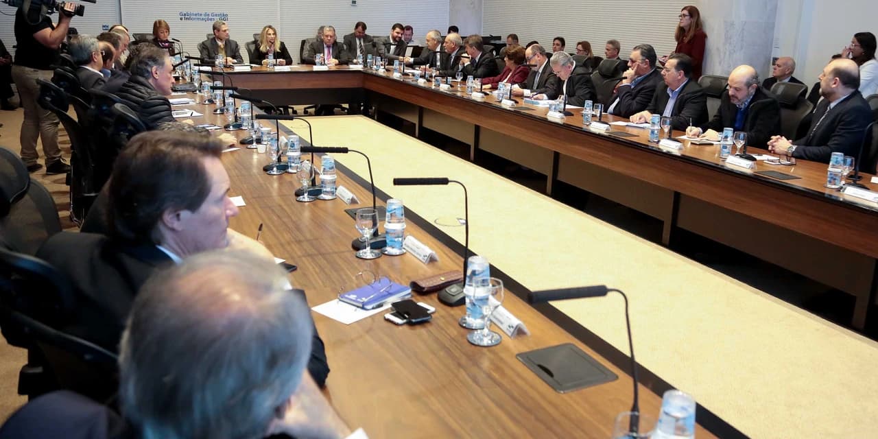 Governo estuda substituir frota oficial por aplicativos de transporte