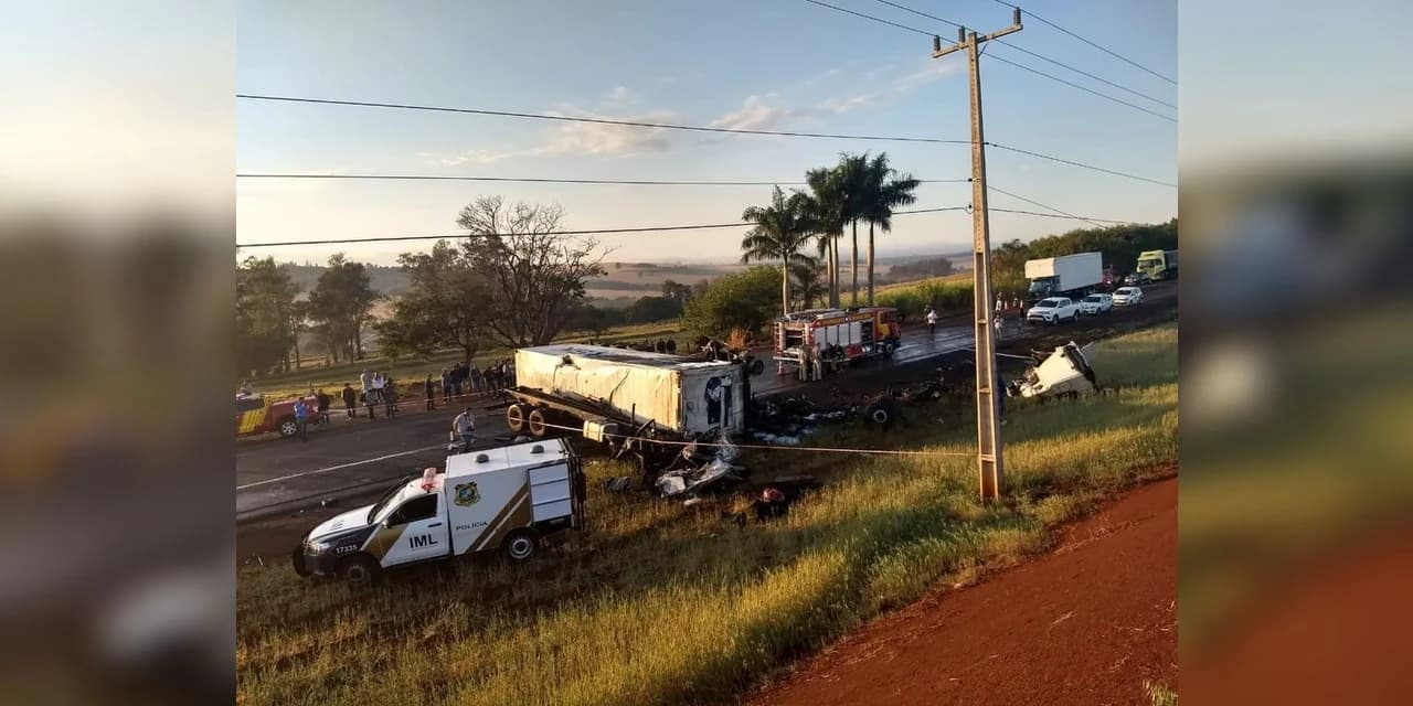 Motorista morre em batida entre dois caminhões na PR-317, em Maringá