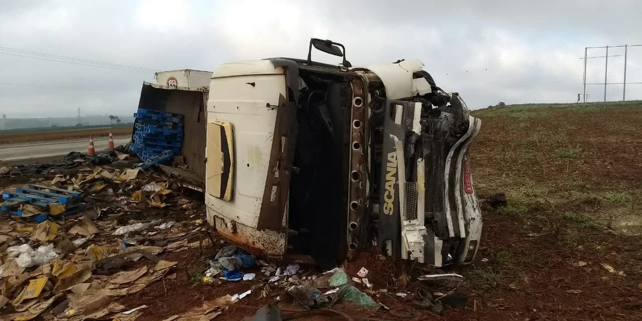 Ultrapassagem proibida termina em acidente com quatro mortos da mesma família em rodovia no norte do Paraná