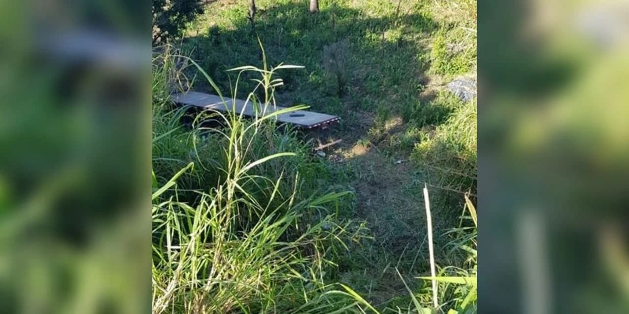 Caminhão de Guarapuava cai em ribanceira de 30 metros em Prudentópolis
