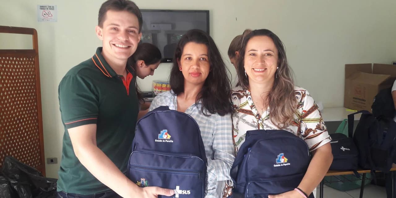 Secretaria de saúde entrega uniformes aos agentes comunitários de saúde.