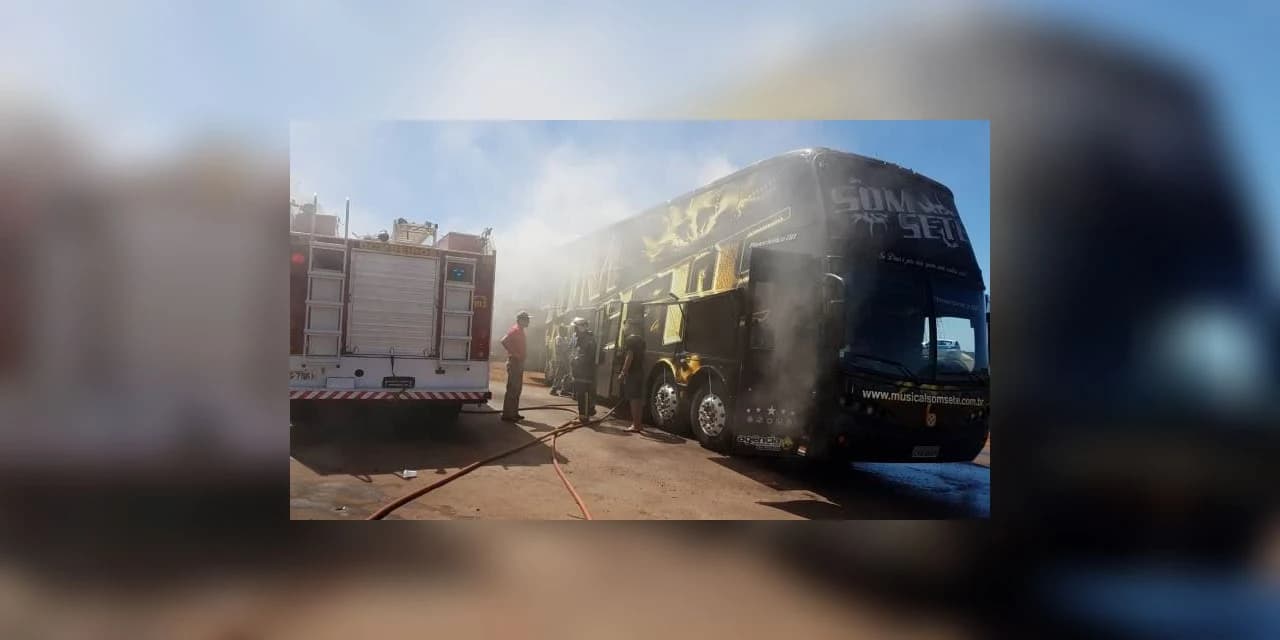 Ônibus da banda Som Sete pega fogo em Cascavel