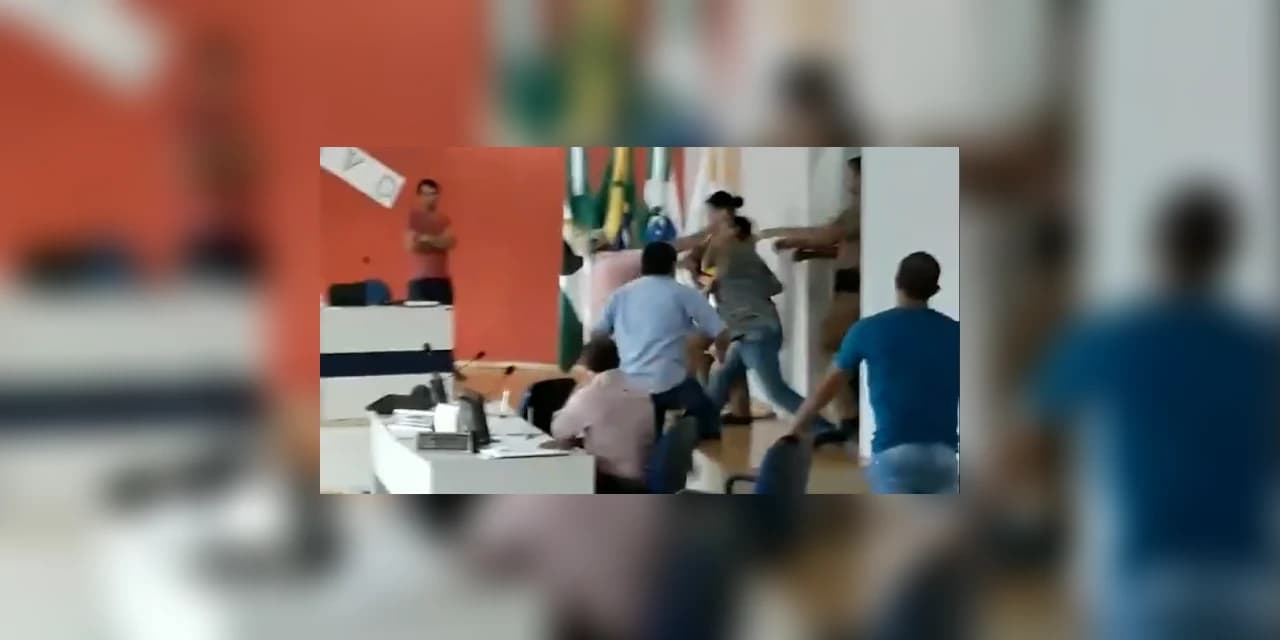 Vereadores trocam socos e pontapés com populares, após eleição na Câmara