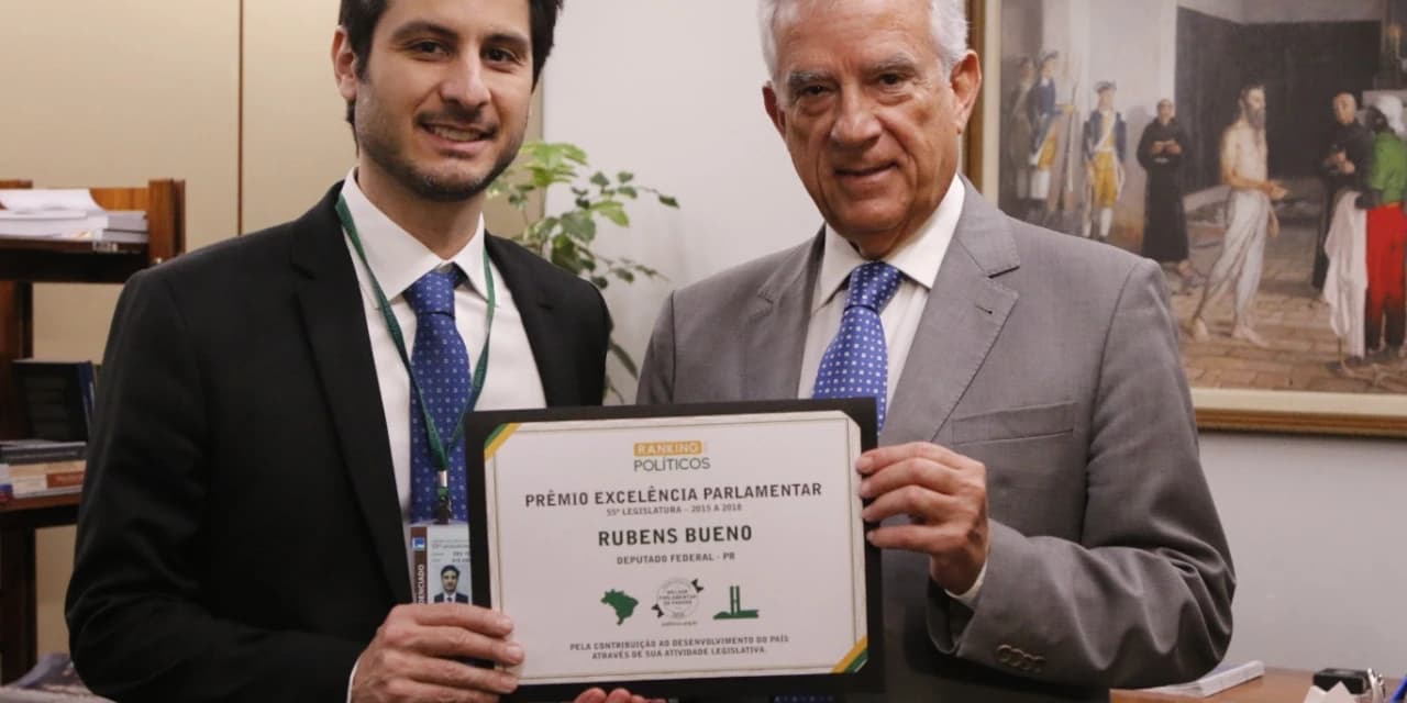 Rubens Bueno recebe o prêmio Excelência Parlamentar