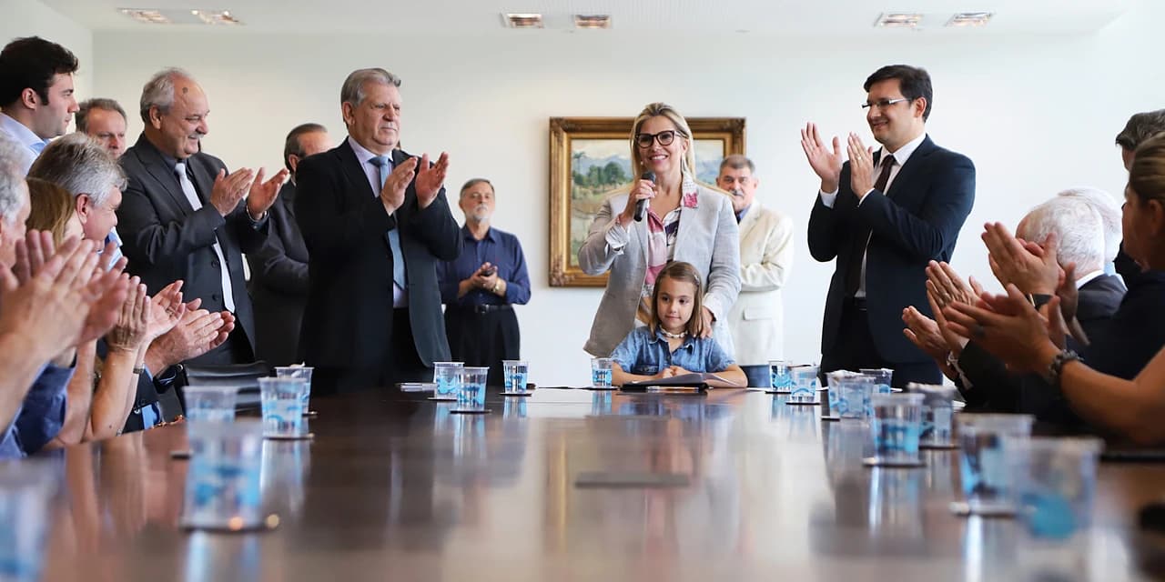 Cida anuncia a construção de 2.486 moradias em 46 cidades