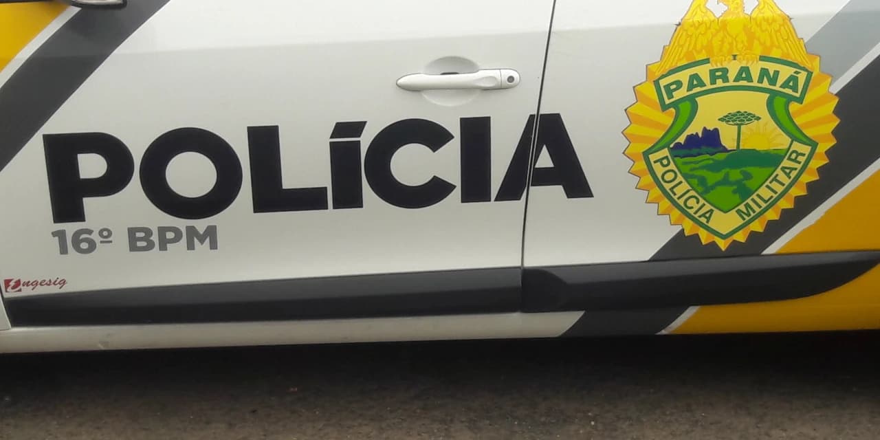 Veículo pega fogo após colidir com placa de sinalização em Prudentópolis.