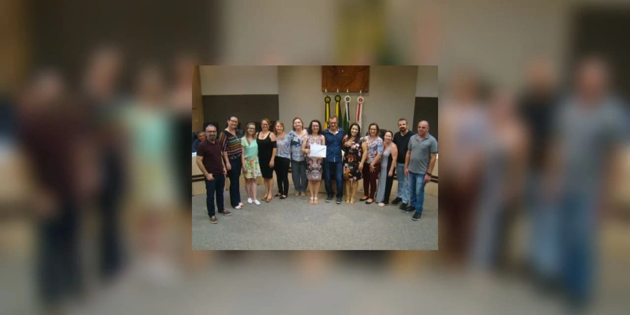 Professora Miriam é homenageada pelo trabalho desenvolvido