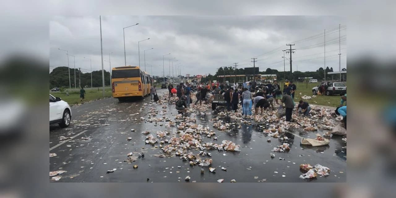 Caminhão de cerveja tomba e moradores saqueiam carga