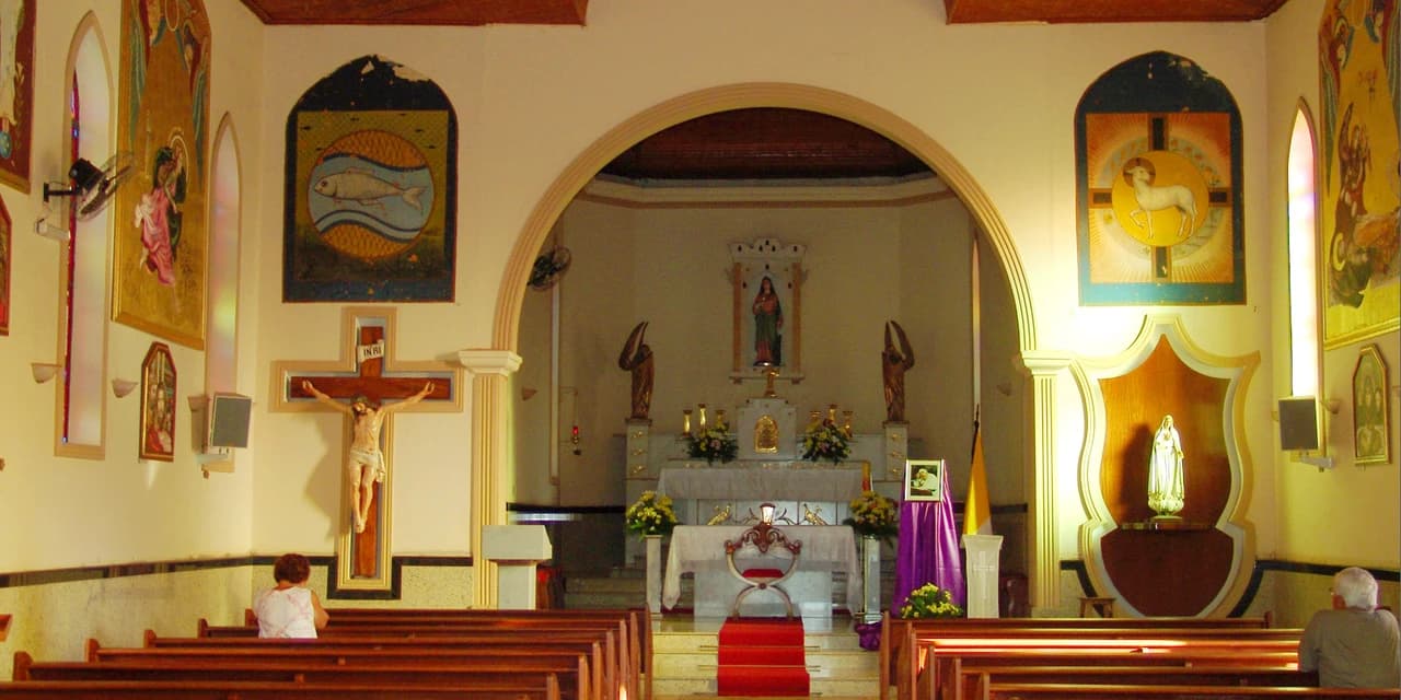 Homem armado de ripa invade igreja e agride fiéis em Castro
