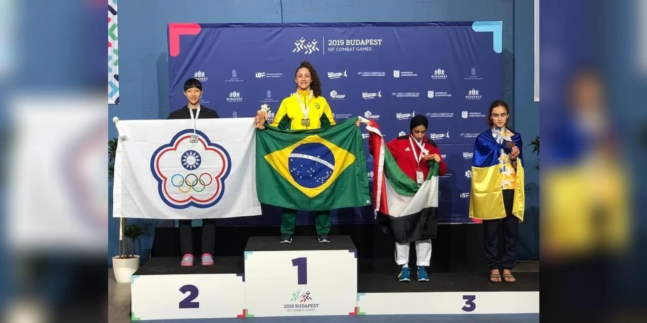 Atleta paranaense é campeã mundial de taekwondo