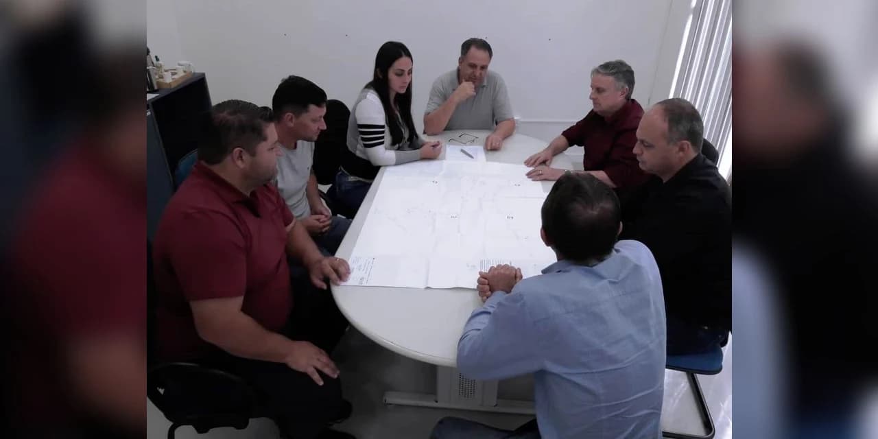 Prefeito Adelmo e vice prefeito Osnei Stadler assinam convênio com Sanepar que vai beneficiar 160 famílias. ASSISTA: