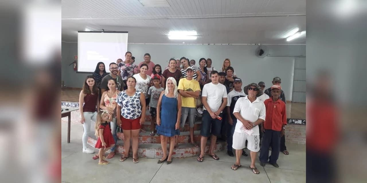 Futuros moradores ajudam a construir as casas populares do Programa Nossa Gente, em Rebouças
