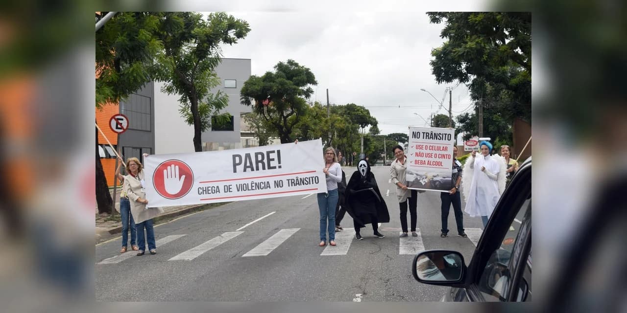 Hospital alerta sobre riscos do uso do celular no trânsito