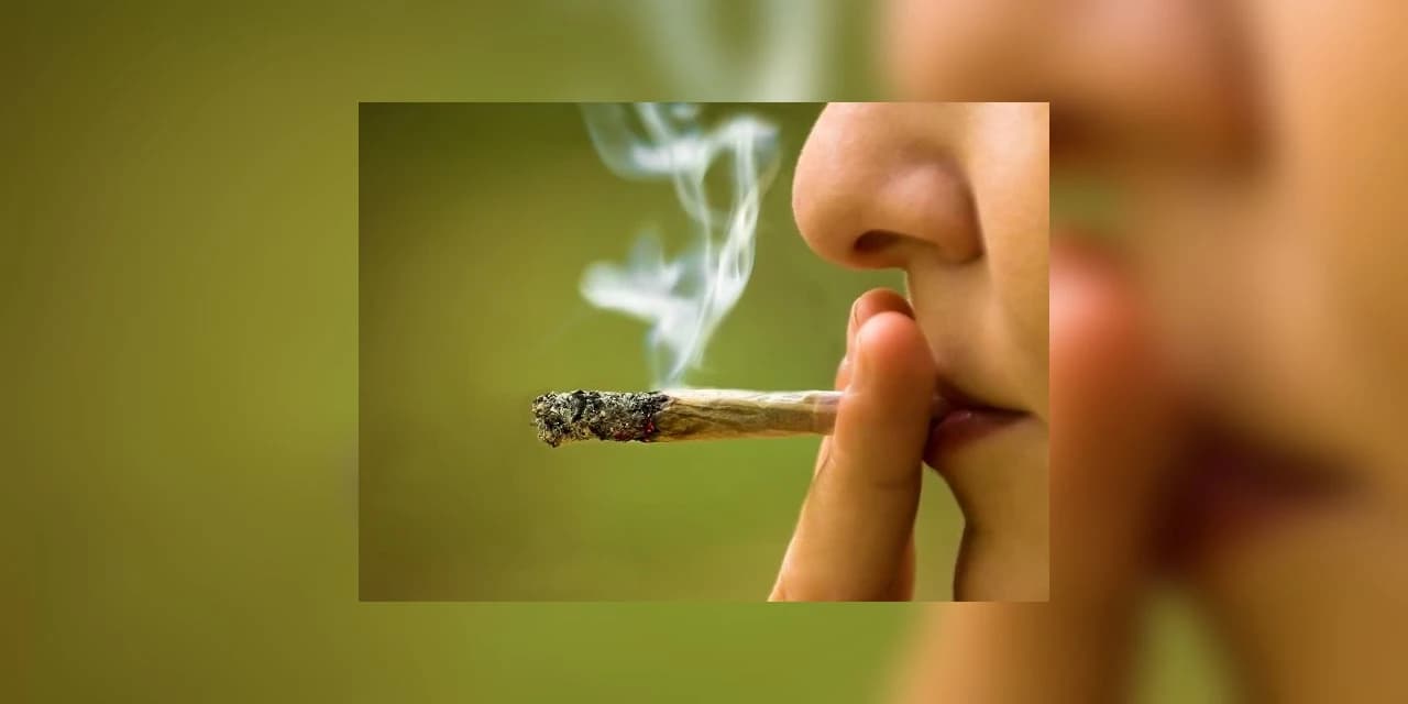 Em Prudentópolis polícia flagra 5 pessoas fumando maconha em praça pública.