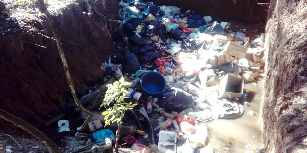 Em Teixeira Soares Policia Ambiental aplica multa por disposição inadequada de resíduos sólidos em uma vala.
