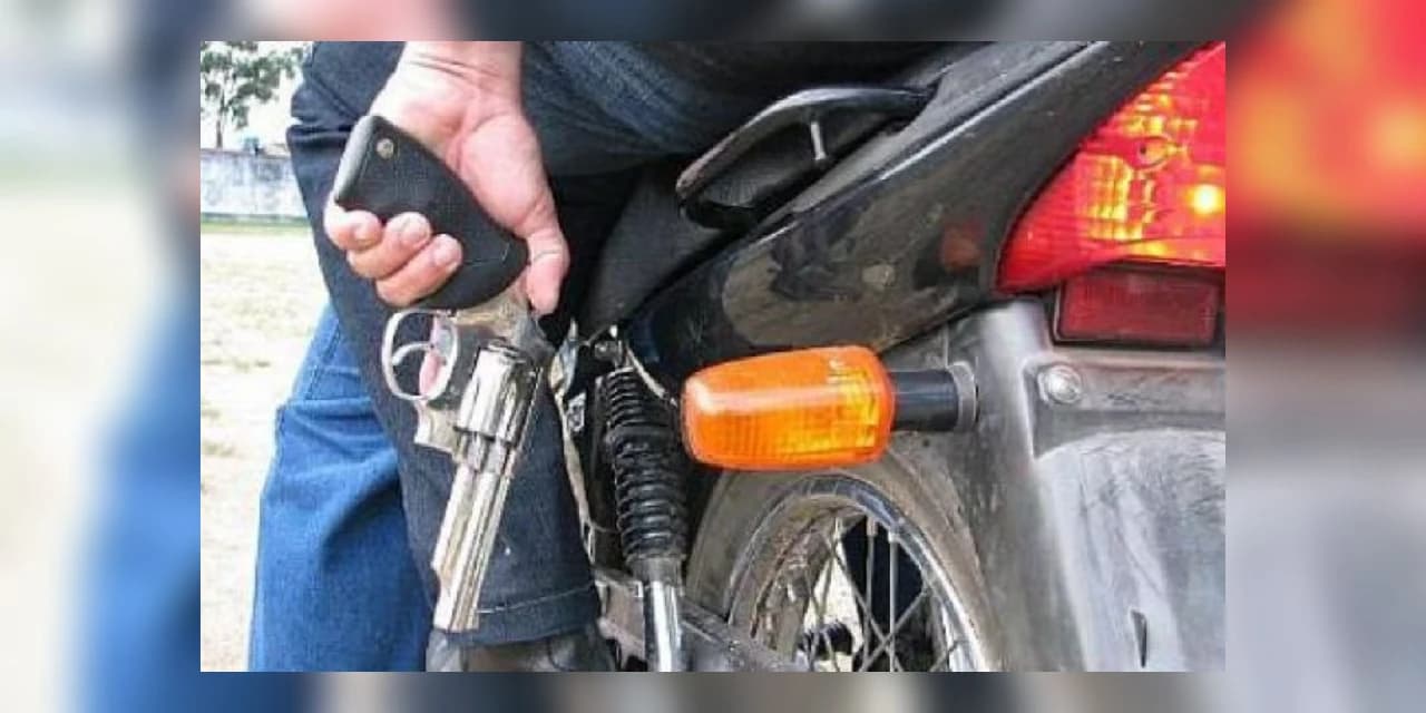 Homens armados e usando capuz roubaram uma moto em Prudentópolis.