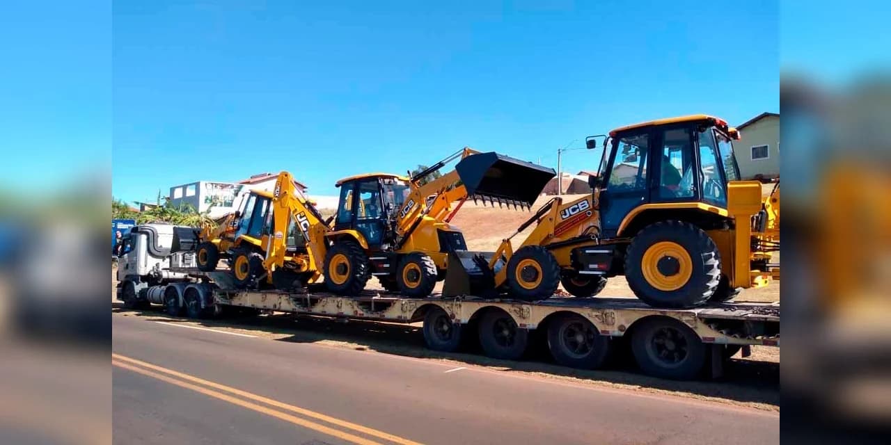 Governo entrega tratores e equipamentos agrícolas a municípios.