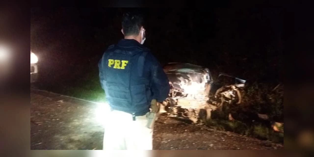 PRF atende colisão frontal  em Irati duas pessoas entraram em óbito no local do acidente.