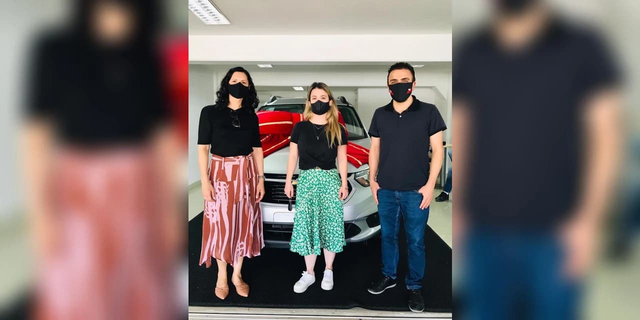 Aliel entrega veículos para APAE e Asilo de Imbituva.