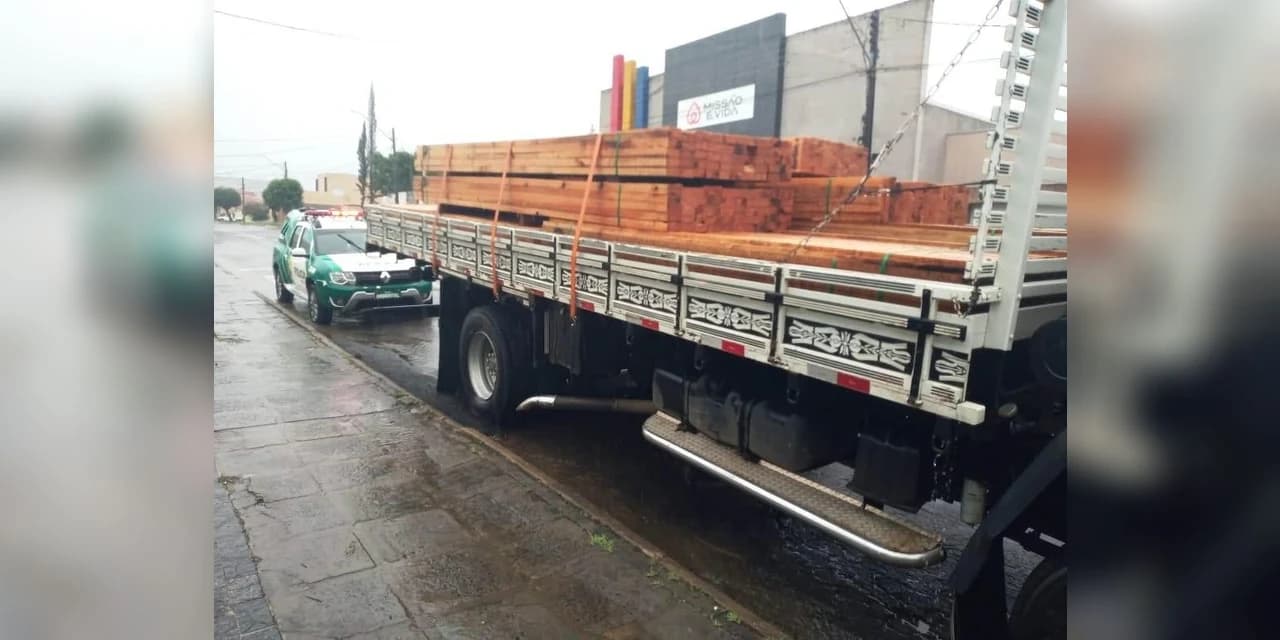 Polícia Ambiental apreende caminhão carregado de madeira