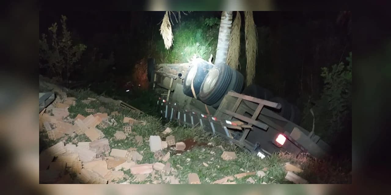 Caminhão de Prudentópolis carregado de tijolos tomba após colisão na BR-277 em Candói