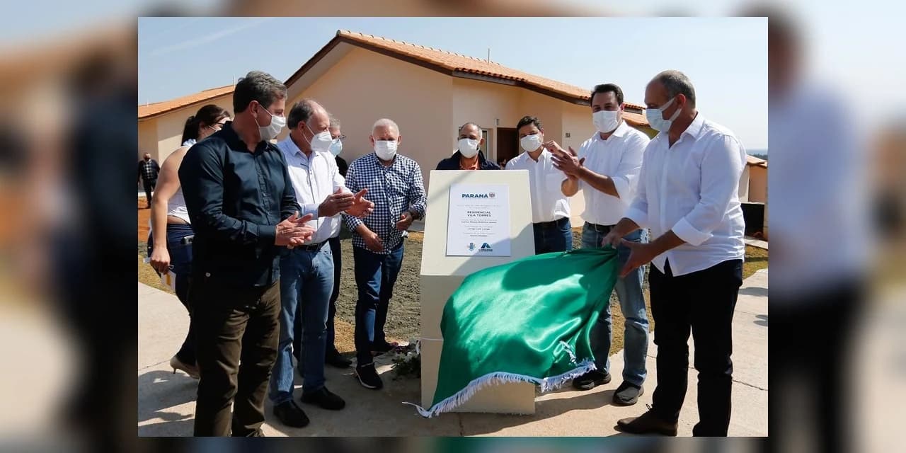 Governador entrega chaves da casa própria a 25 famílias de Prudentópolis