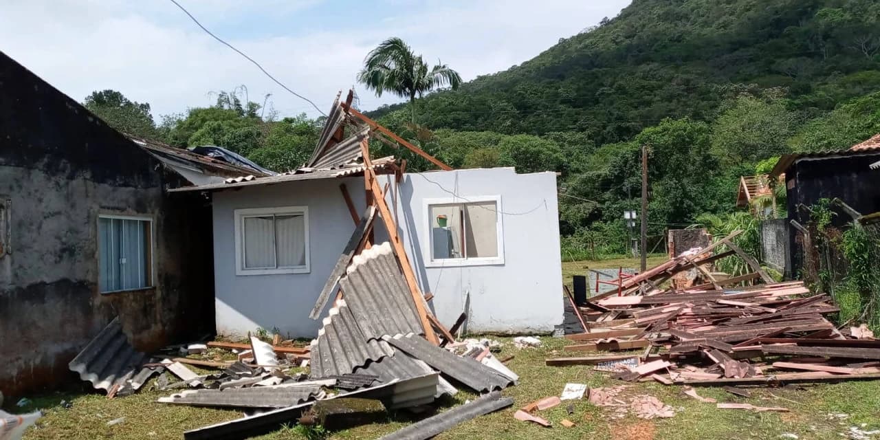Chuvas danificaram 3 mil casas e derrubaram mais de 900 postes no Paraná