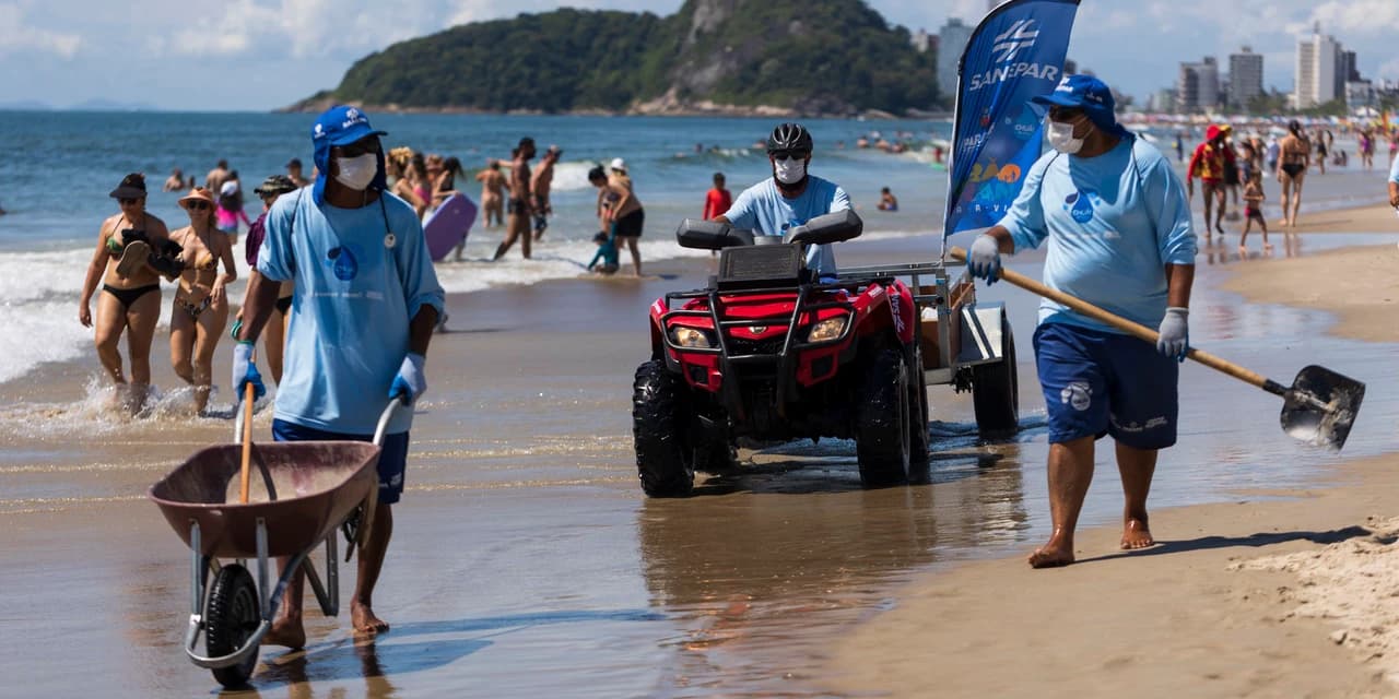 Sanepar retira mais de 23 toneladas de lixo das praias na virada do ano