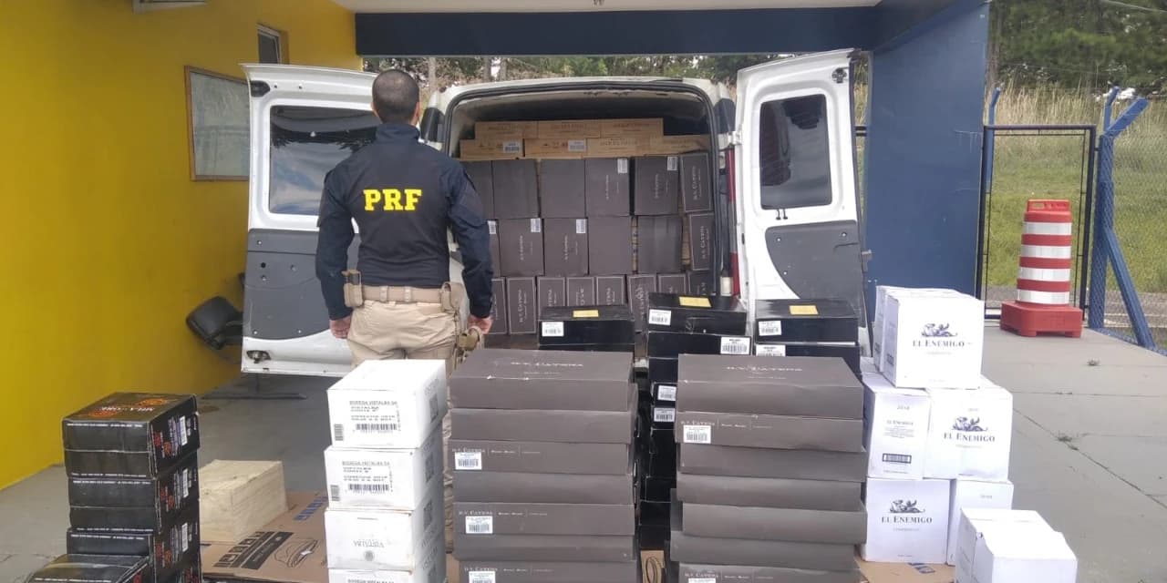 PRF apreende furgão carregado de vinhos argentinos em Balsa Nova (PR)