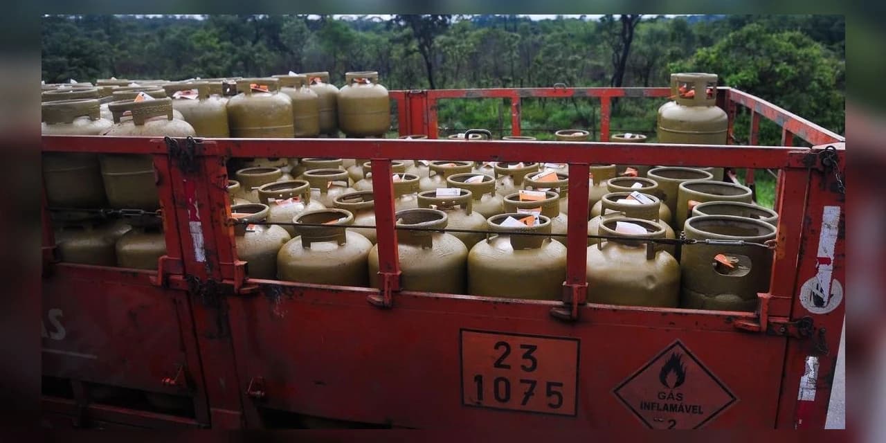 Gasolina sobe 47,49% e gás de botijão, 36,99% em 2021, diz IBGE