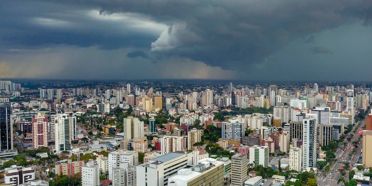 Tempo vira e final de semana deve ser de chuvas mais intensas no Paraná
