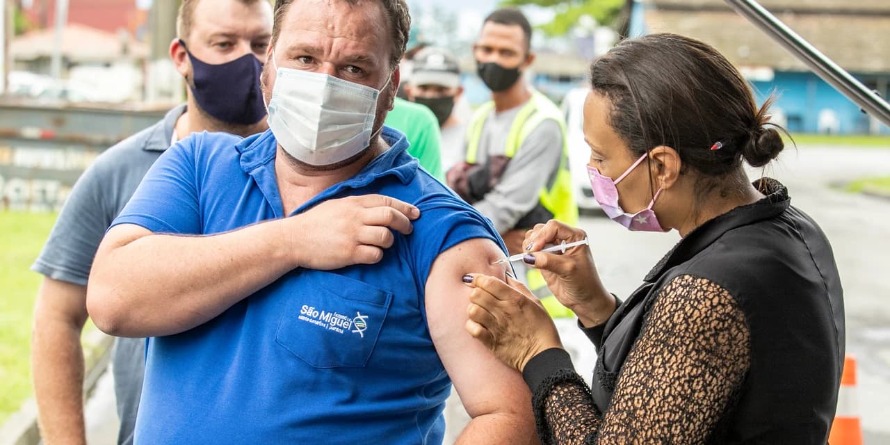 Caminhoneiros recebem vacinas contra a Covid-19 e gripe no Porto de Paranaguá